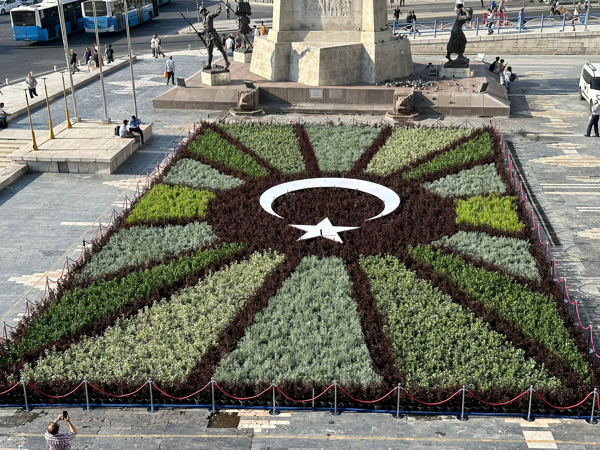 Ankara Büyükşehir Belediyesi’nden Ulus Meydanı’nda peyzaj çalışması (2)