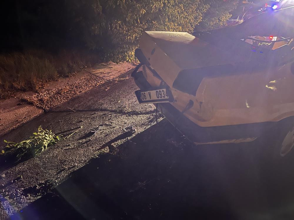 Ankara'da ağaca çarpan araç hurdaya döndü... 2 kişi hayatını kaybetti!-3