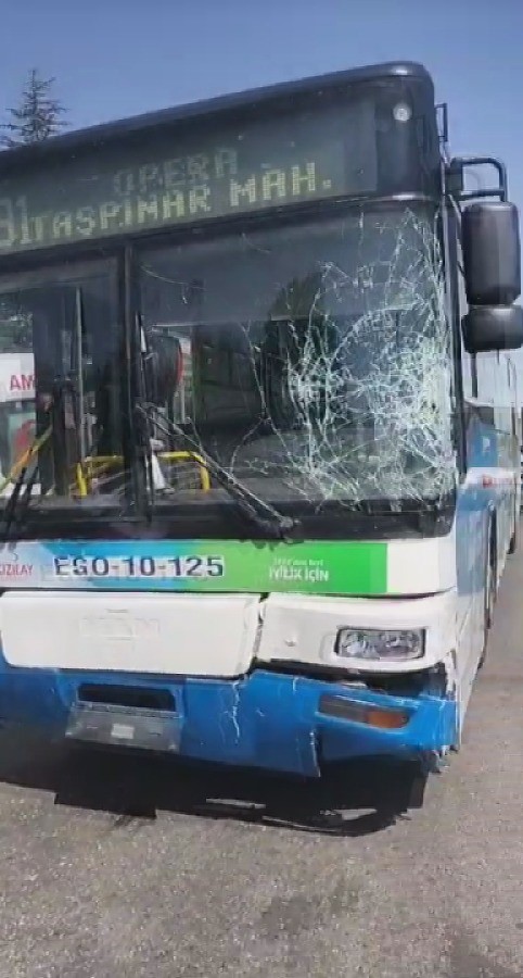 Ankara'da Belediye otobüsü ile otomobil çarpıştı-2