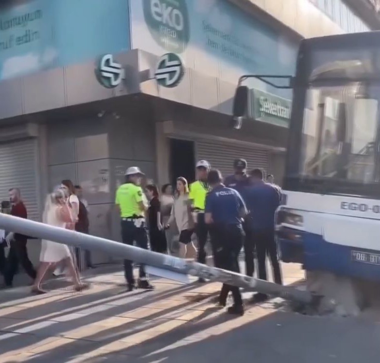 Ankara’da EGO otobüsünün çarptığı direk vatandaşın üzerine düştü (2)