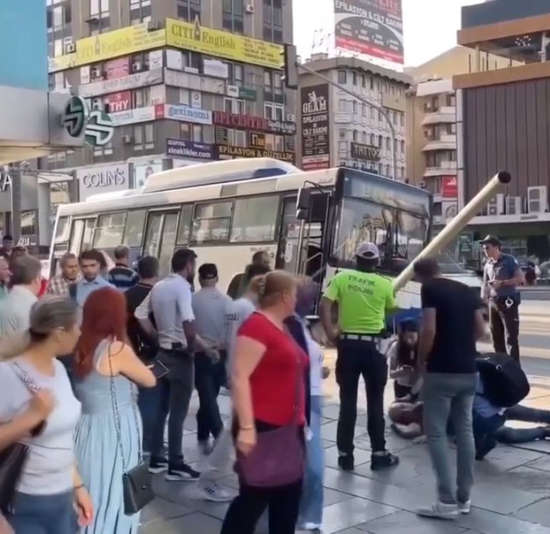 Ankara’da EGO otobüsünün çarptığı direk vatandaşın üzerine düştü (4)