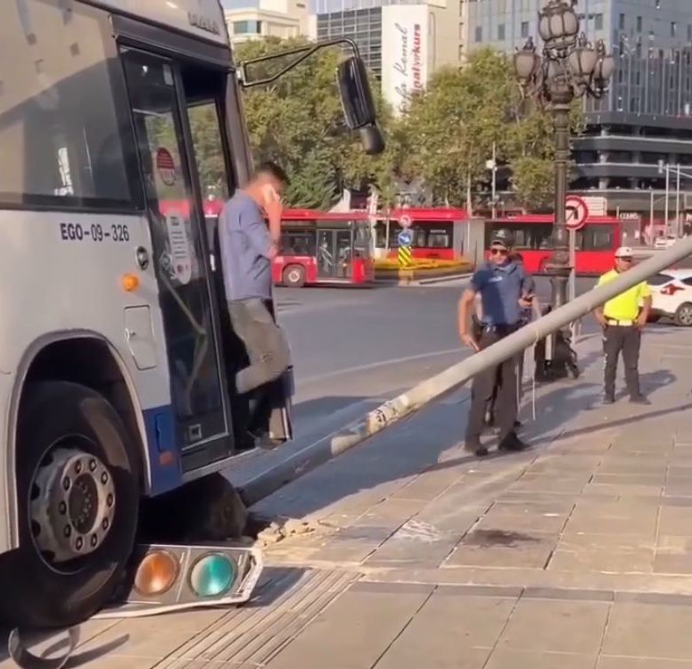 Ankara’da EGO otobüsünün çarptığı direk vatandaşın üzerine düştü (5)