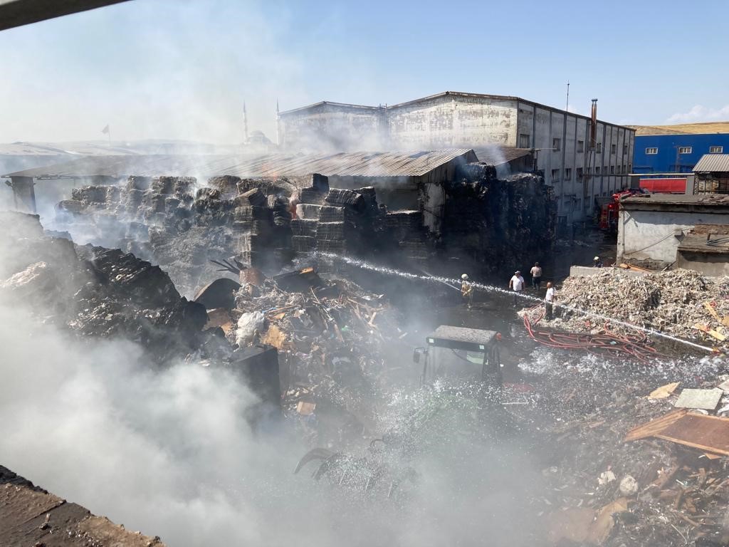 Ankara’da kağıt geri dönüşüm fabrikasında korkutan yangın (1)