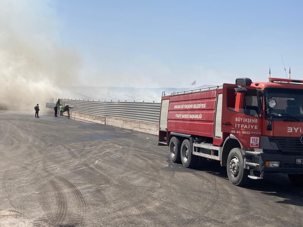 Ankara’da kağıt geri dönüşüm fabrikasında korkutan yangın (2)