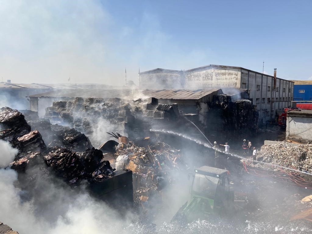 Ankara’da kağıt geri dönüşüm fabrikasında korkutan yangın (3)