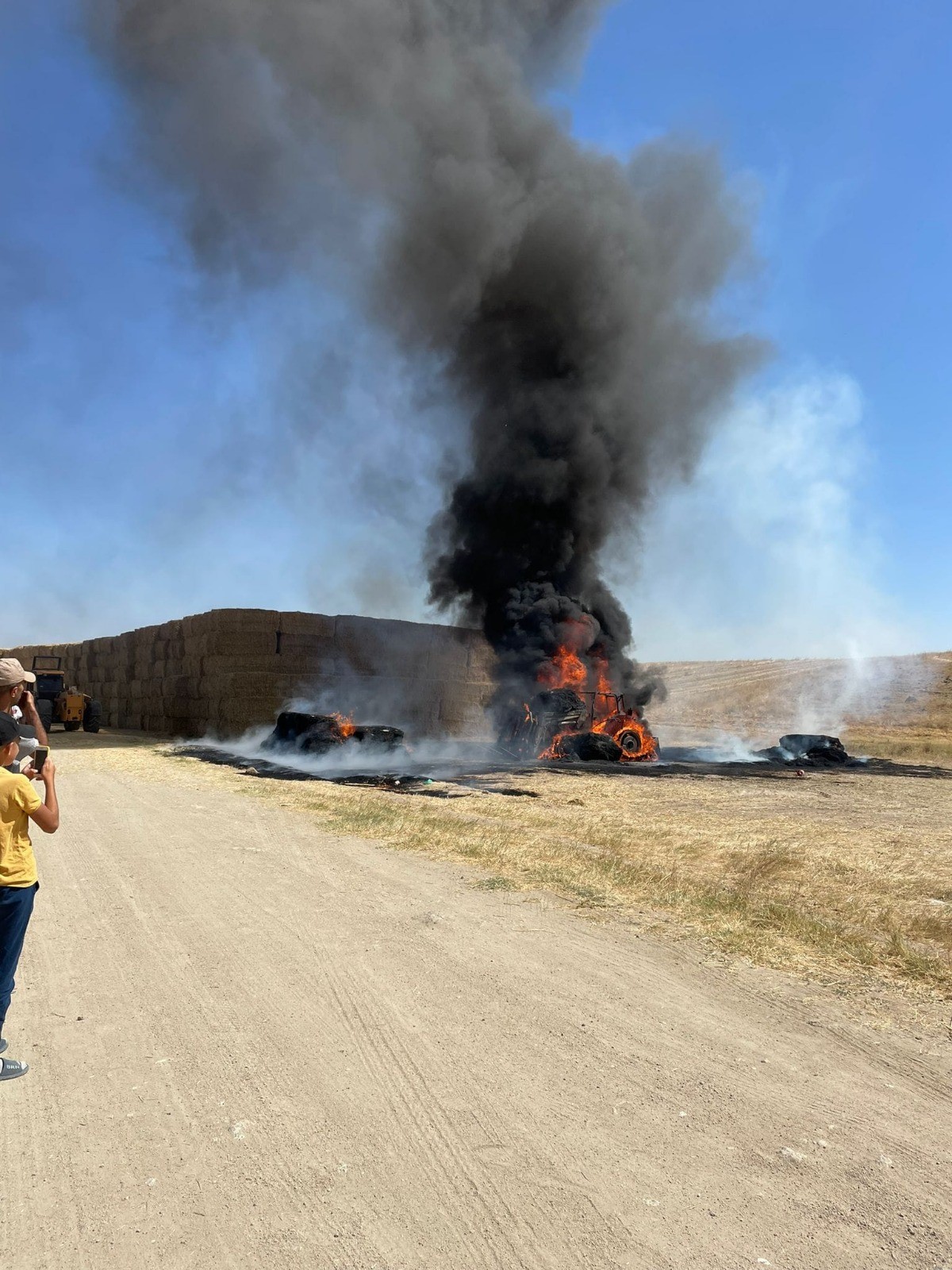 Ankara’da korkutan yangın Traktör alevlere teslim oldu! (1)