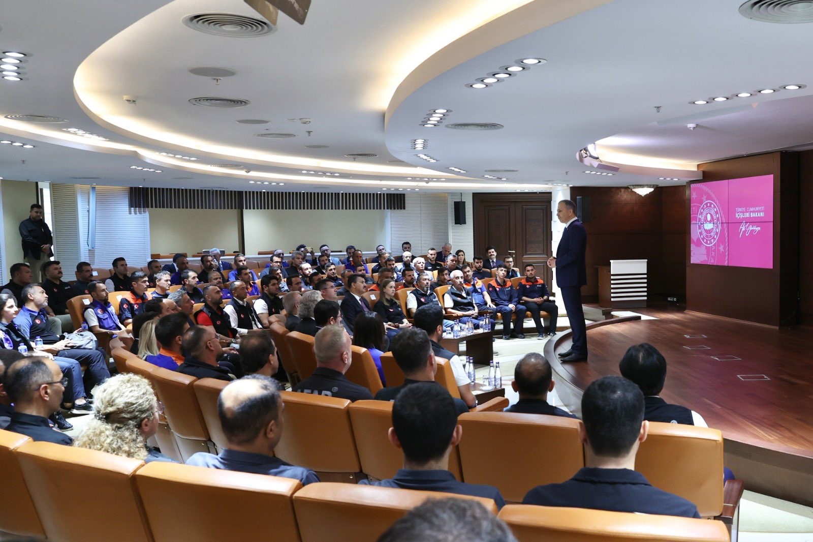 Bakan Yerlikaya AFAD yetkilileriyle bir araya geldi (3)