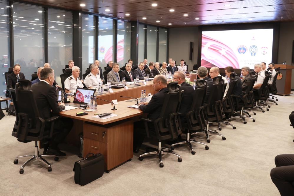 Bakan Yerlikaya güvenlik güçleri ile bir araya gelerek toplantı gerçekleştirdi-1