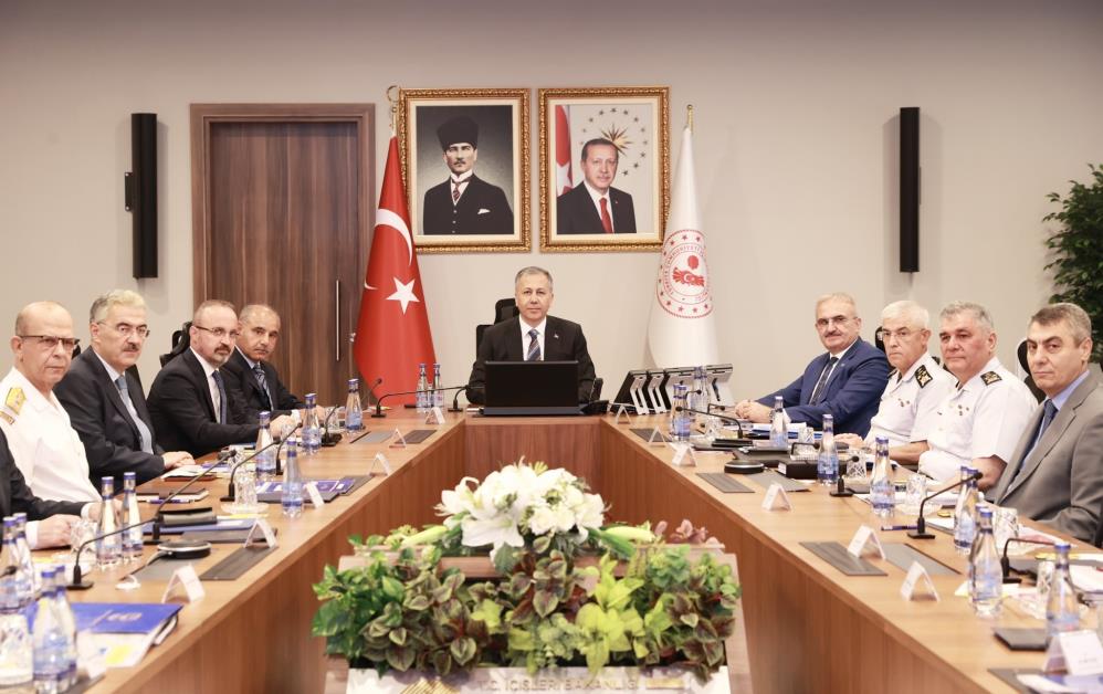 Bakan Yerlikaya güvenlik güçleri ile bir araya gelerek toplantı gerçekleştirdi-3