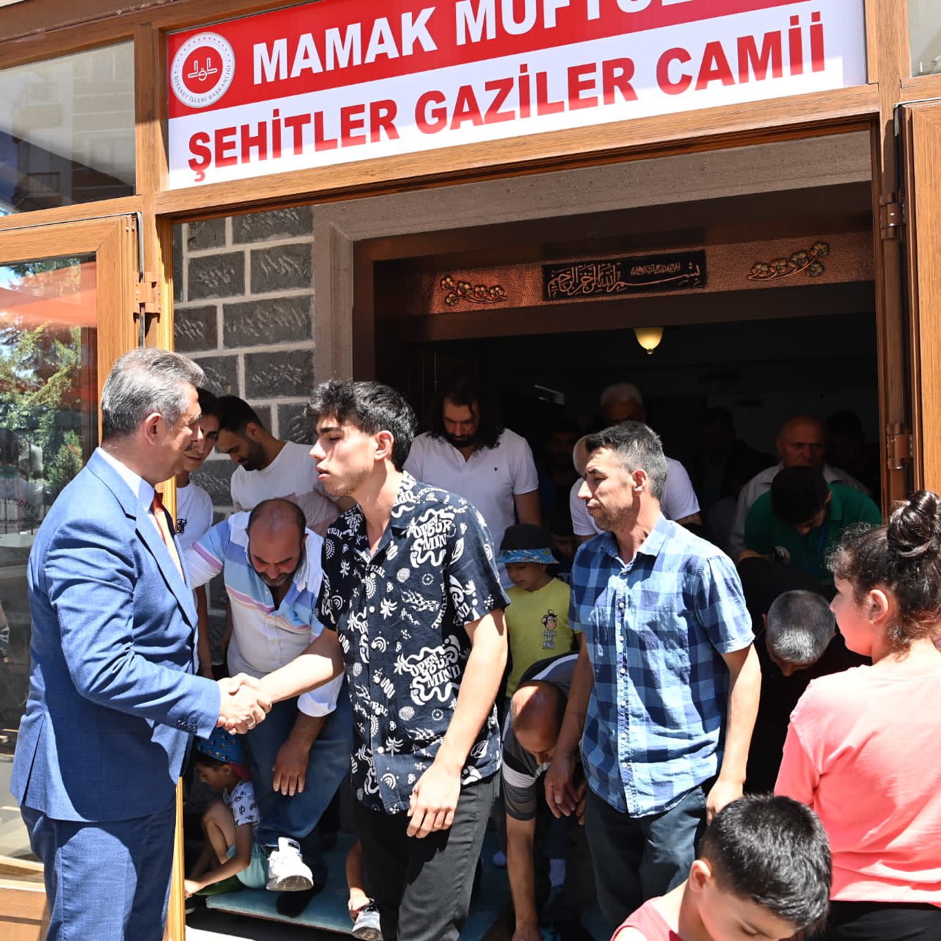 Başkan Köse Şehitler ve Gaziler Camiinde cemaat ve çocuklarla sohbet etti (1)