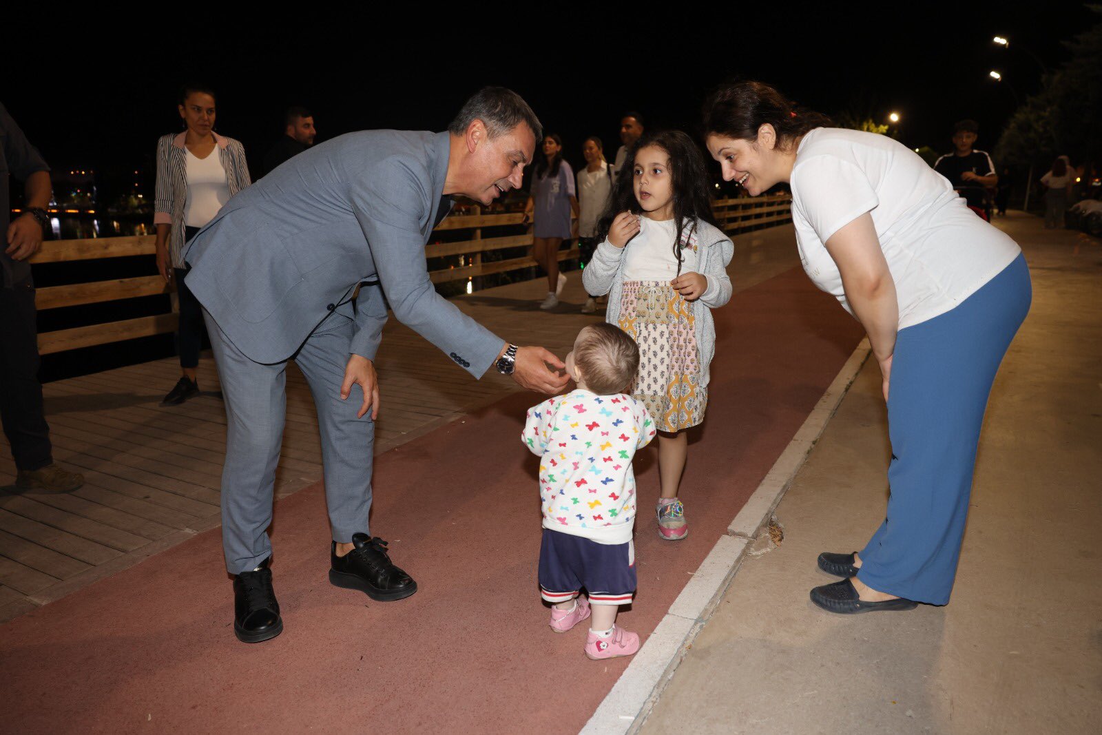 Başkan Şimşek konser sonrası vatandaşla bir araya geldi-2