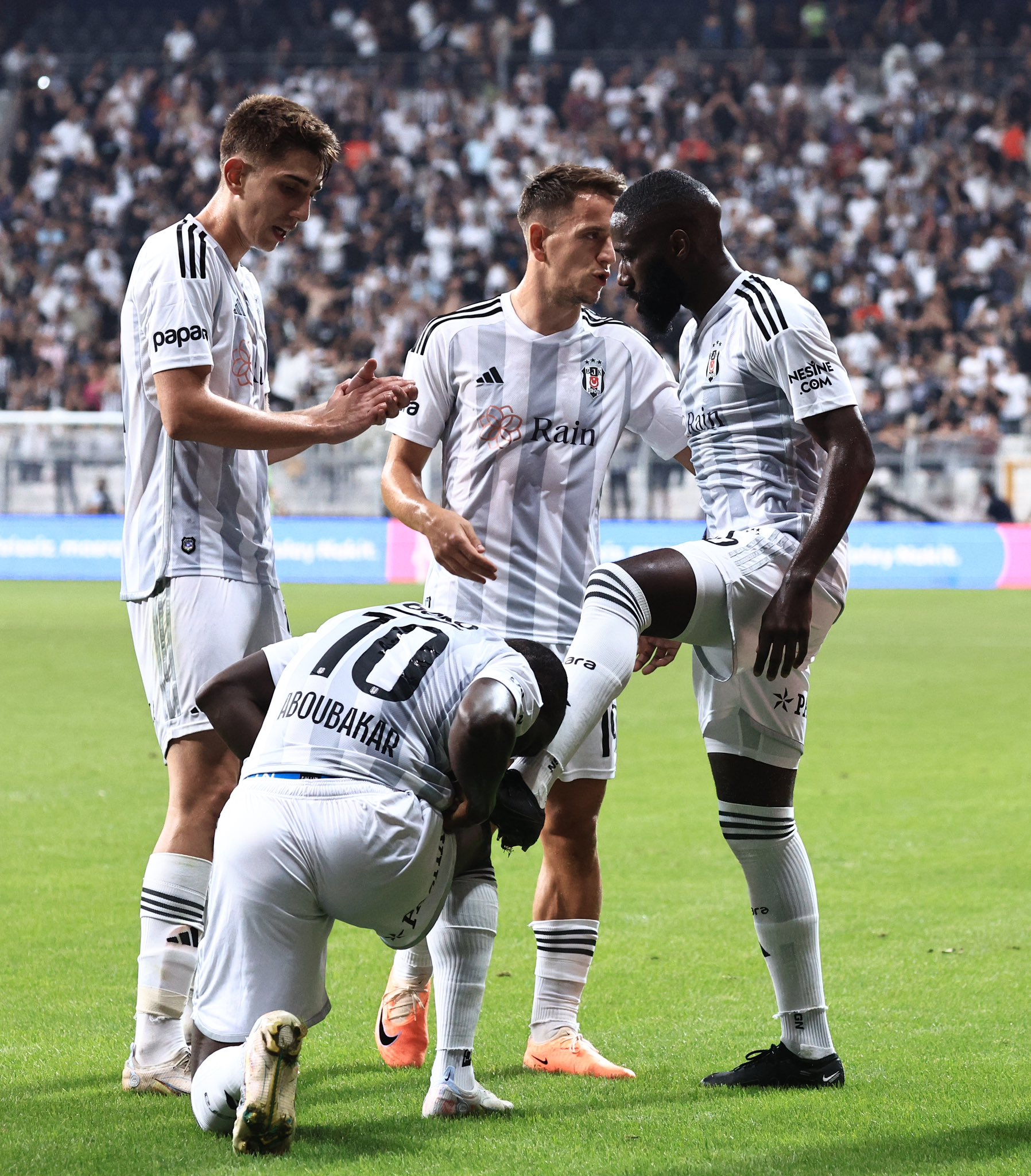 besiktas-uefa-kadrosunu-acikladi-yildiz-isim-kadrodan-cikarildi (2)