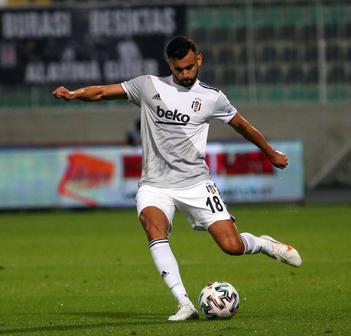 besiktas-uefa-kadrosunu-acikladi-yildiz-isim-kadrodan-cikarildi (3)