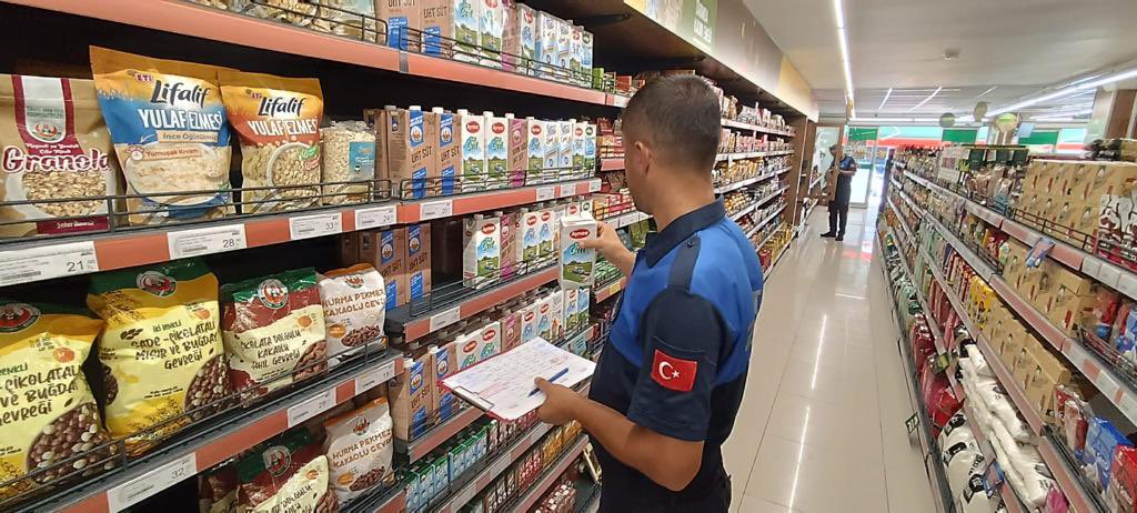 Çubuk'ta zabıta ekipleri marketlerdeki fiyatları denetledi-1