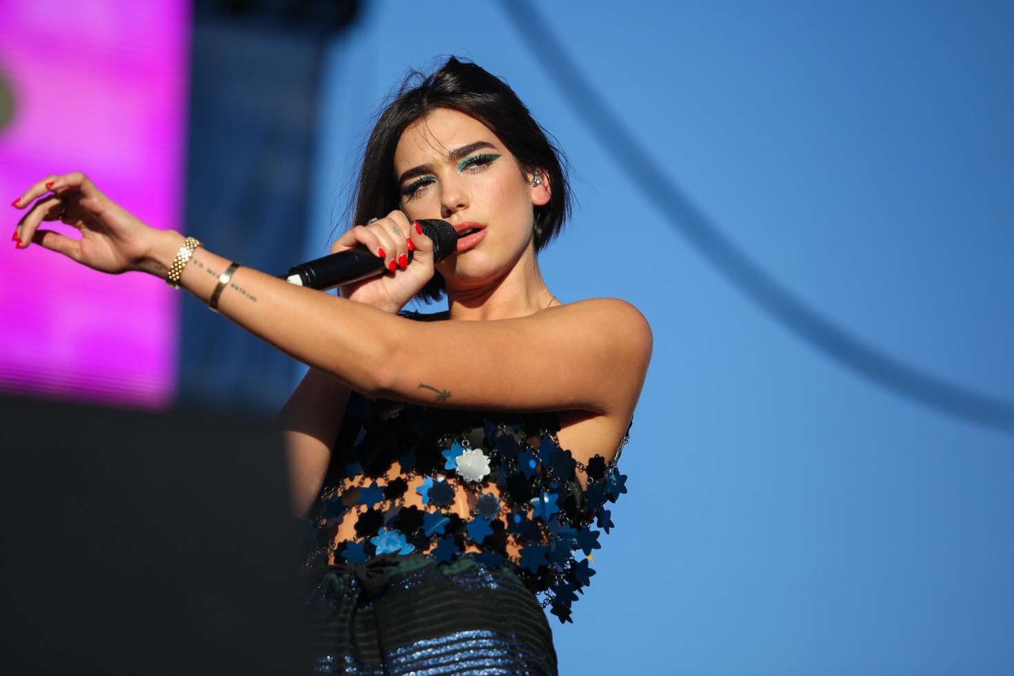 dua-lipa-tarziyla-ortaligi-yikti-gecti (3)