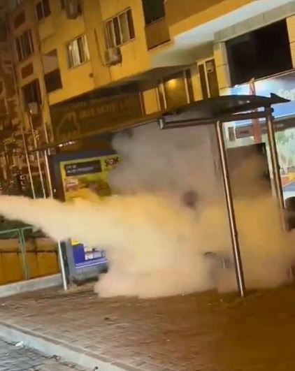 Olay Bursa’nın Osmangazi İlçesi Merinos Mahallesi’nde gerçekleşti. Bir kamyonet otobüs durağında bekleyen yolcuya yaklaştı.