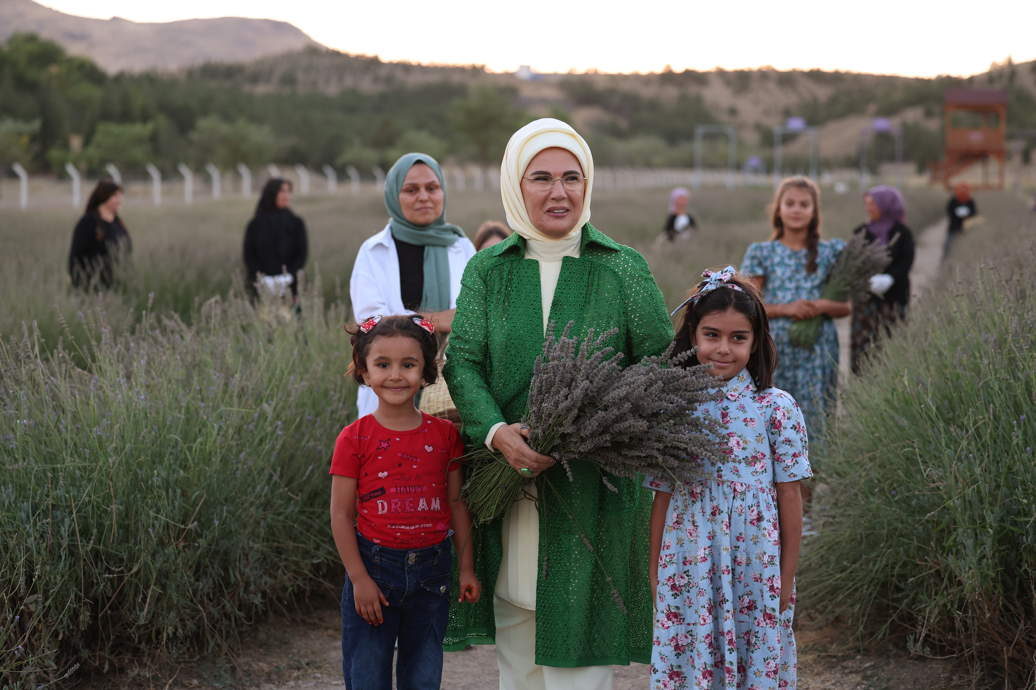 Emine Erdoğan, Ankara'da Ekolojik Köy ziyareti ve lavanta hasadı yaptı (1)