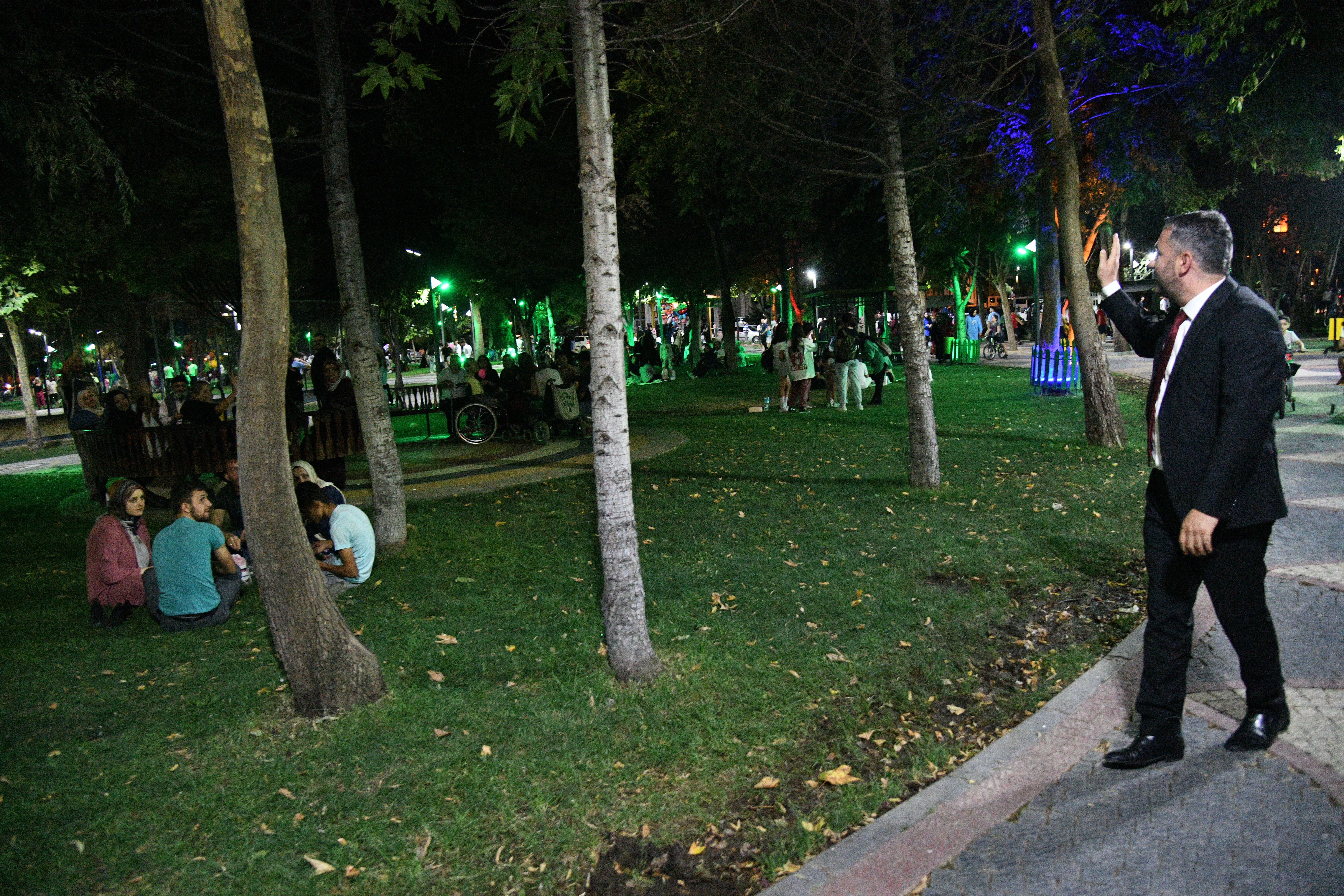 Parklar yaz akşamlarında yoğun ilgi görüyor (2)