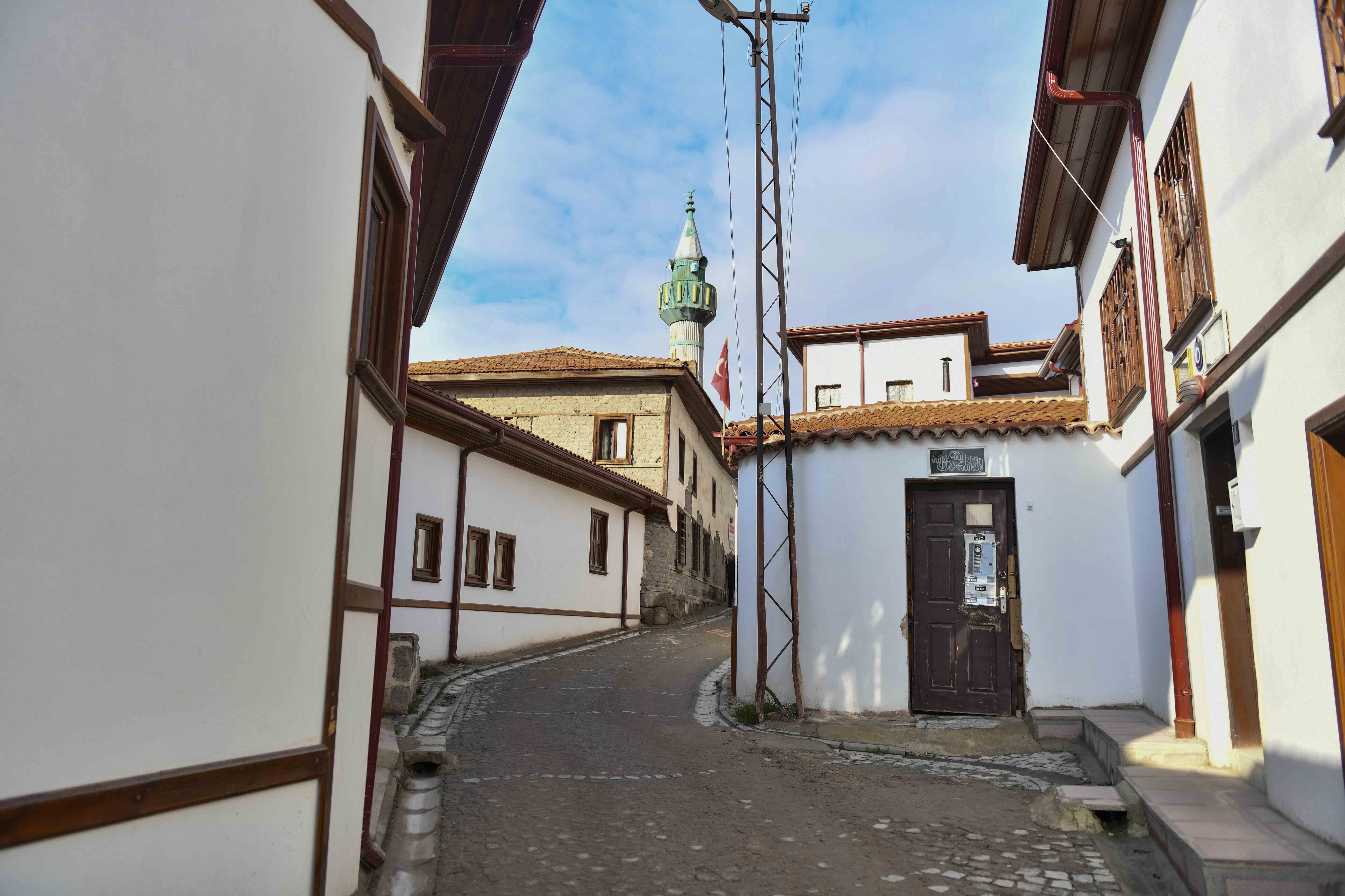 Ankara Kalesi’nin tarih kokan sokakları yeniden hayat buluyor (2)