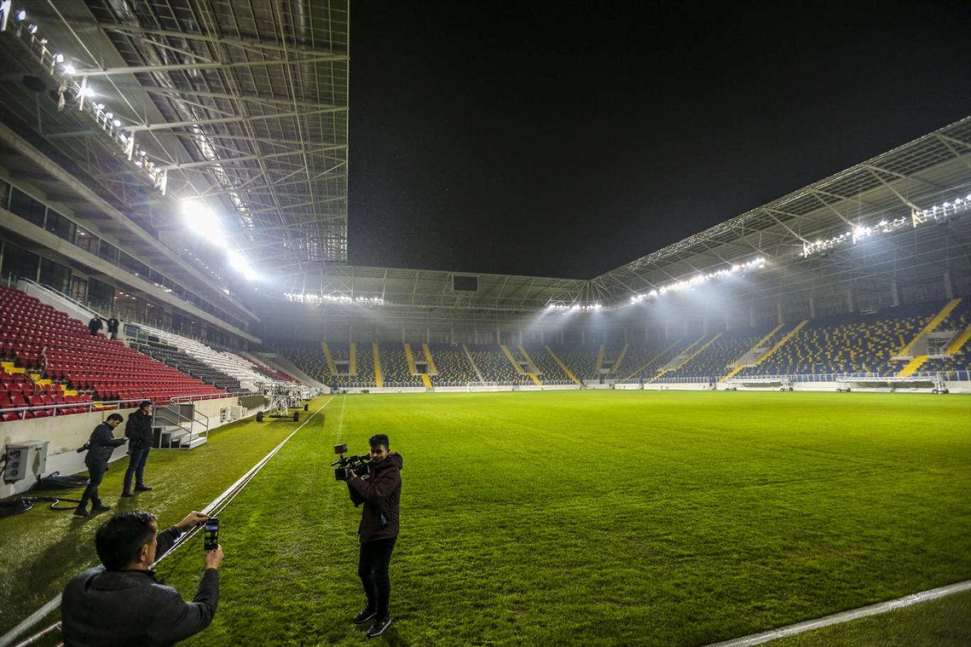 Ankara sokaklarında keşfedilen futbolcular Gençlerbirliği ile ilk profesyonel sözleşmesini yaptı-1