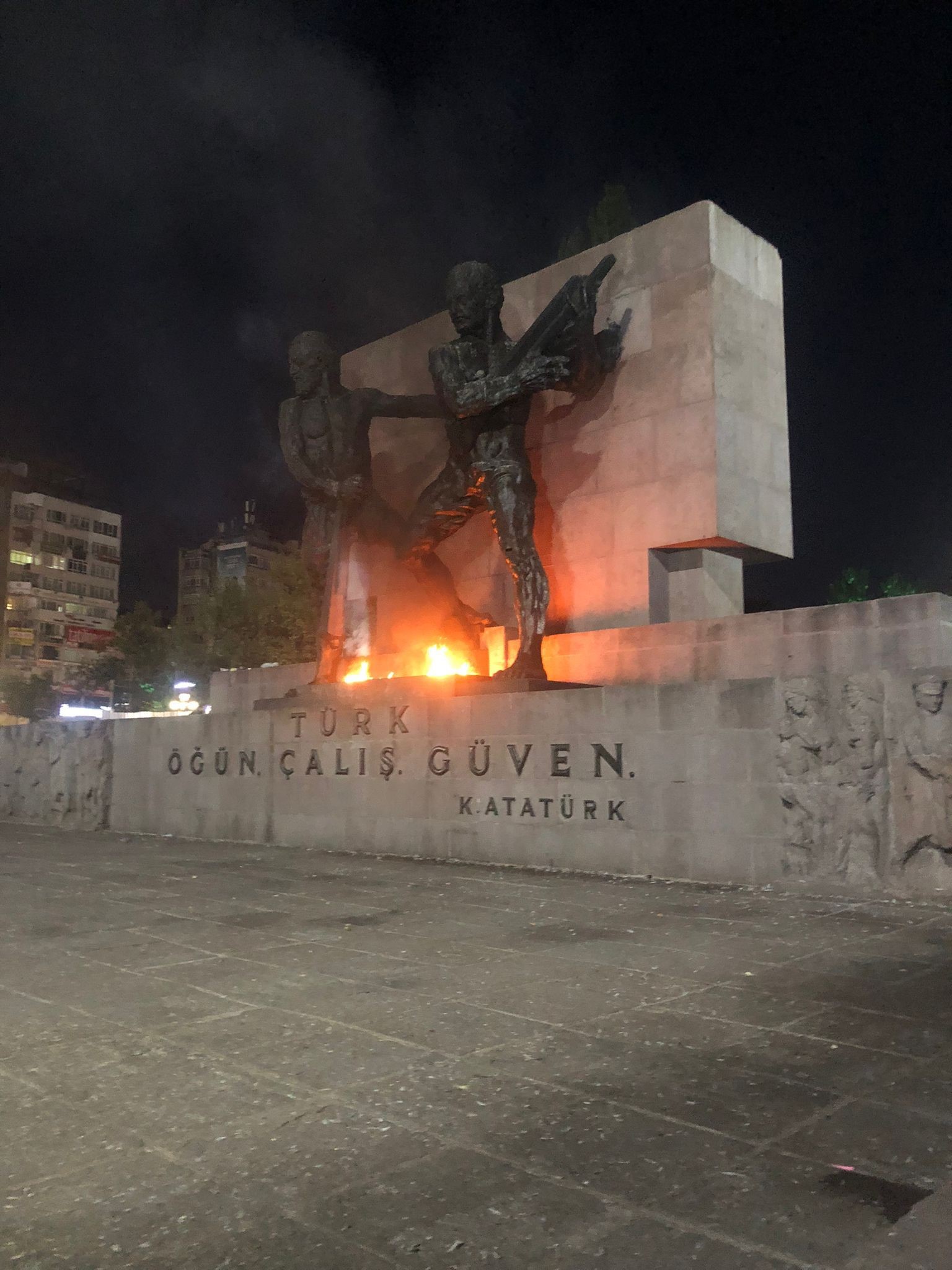 Ankara’da akıl sağlığı yerinde olmayan kişi Güvenpark’ta anıtı ateşe verdi!-1