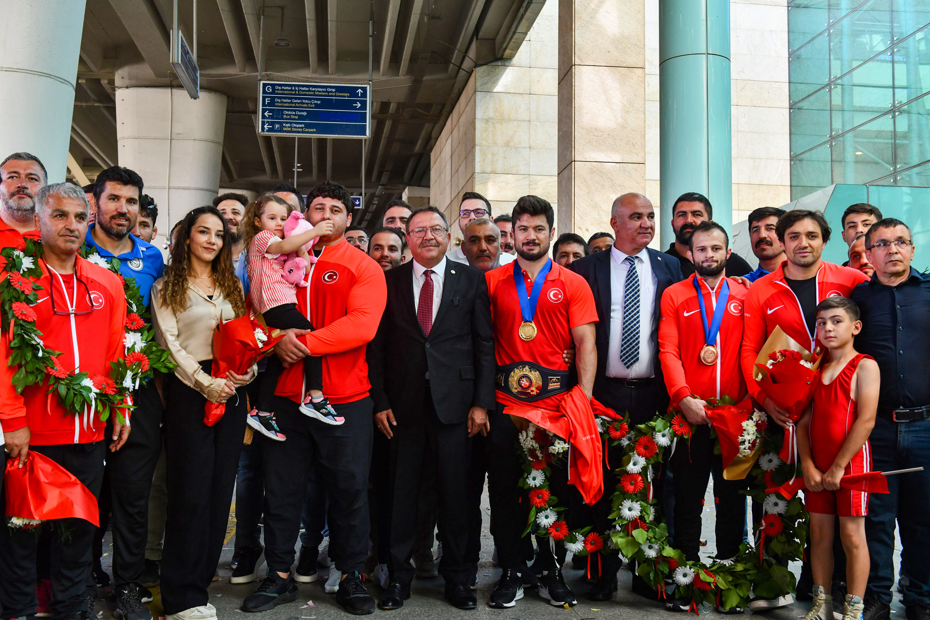 ASKİ sporlu şampiyon milli güreşçilere Başkent’te coşkulu karşılama (3)