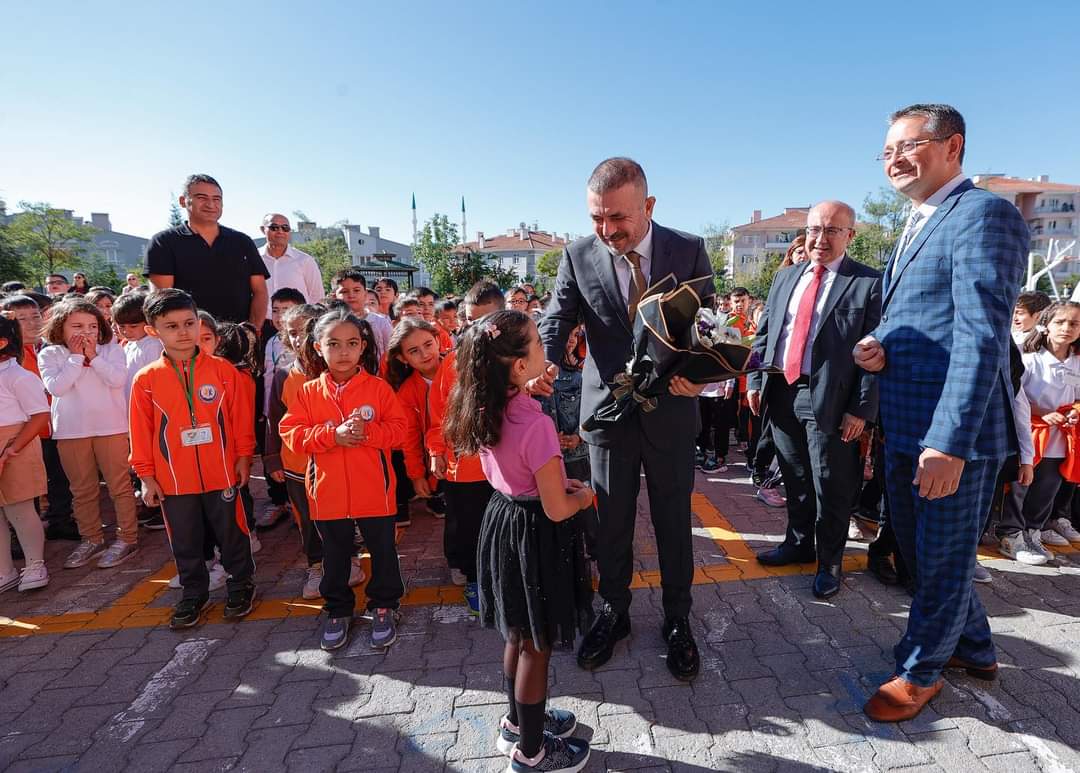 Başkan Ercan’dan okula başlayan öğrencilere hediye (4)