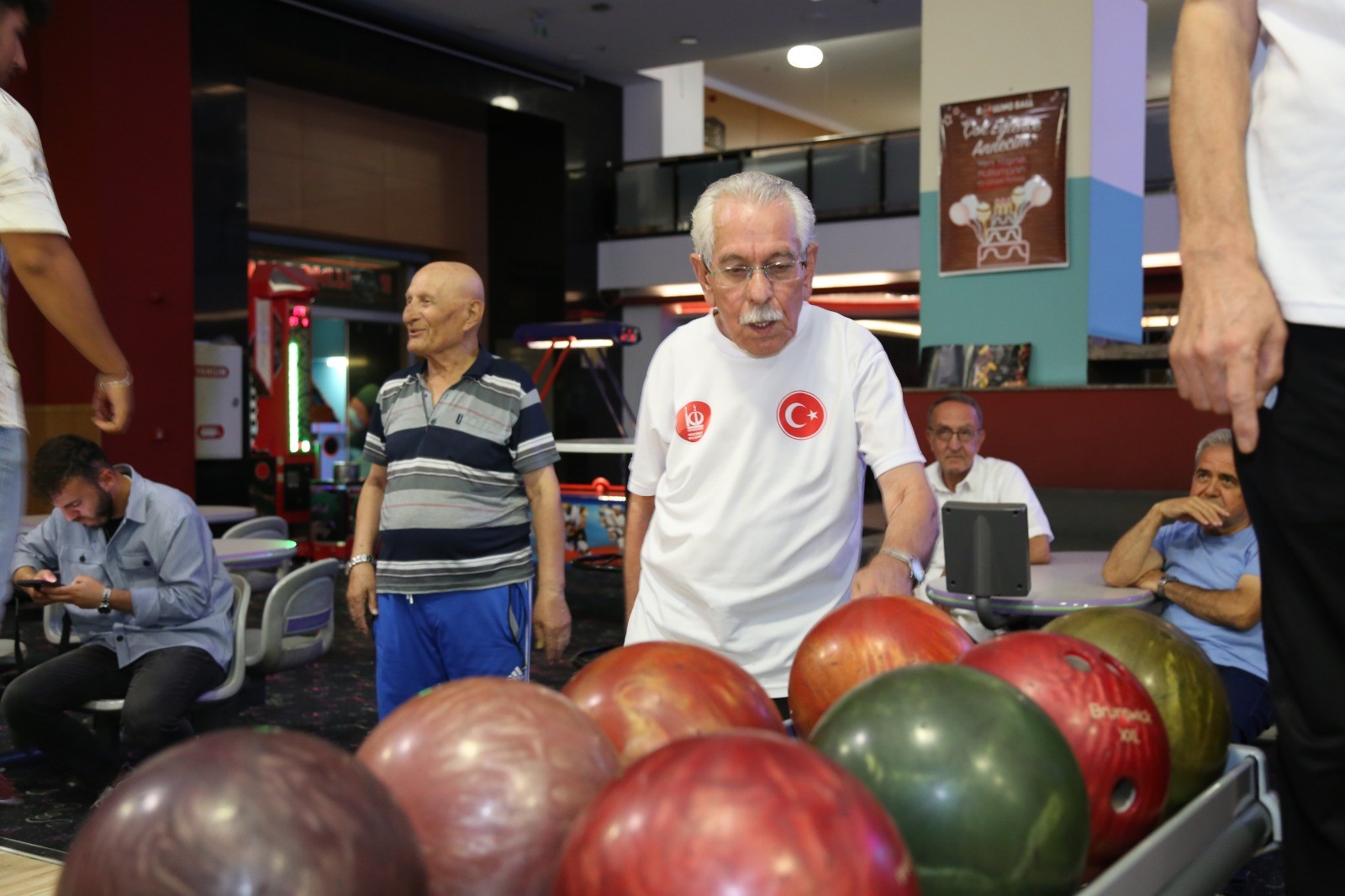 Keçiören’de huzurevi sakinleri bowling oynadı (4)