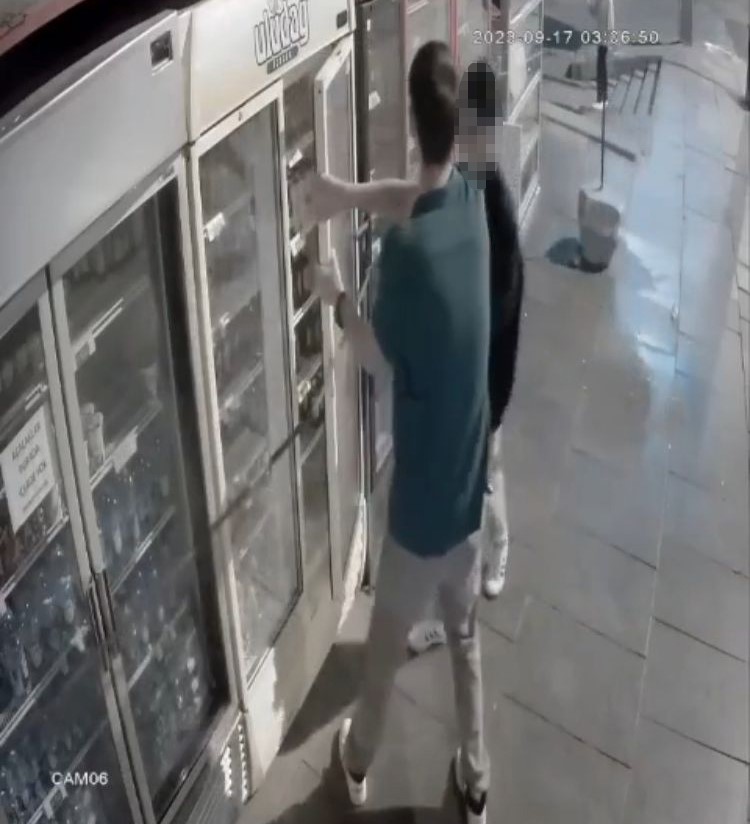 Kırdıkları büfe dolabından içecek çalan hırsızlar kamerada (2)