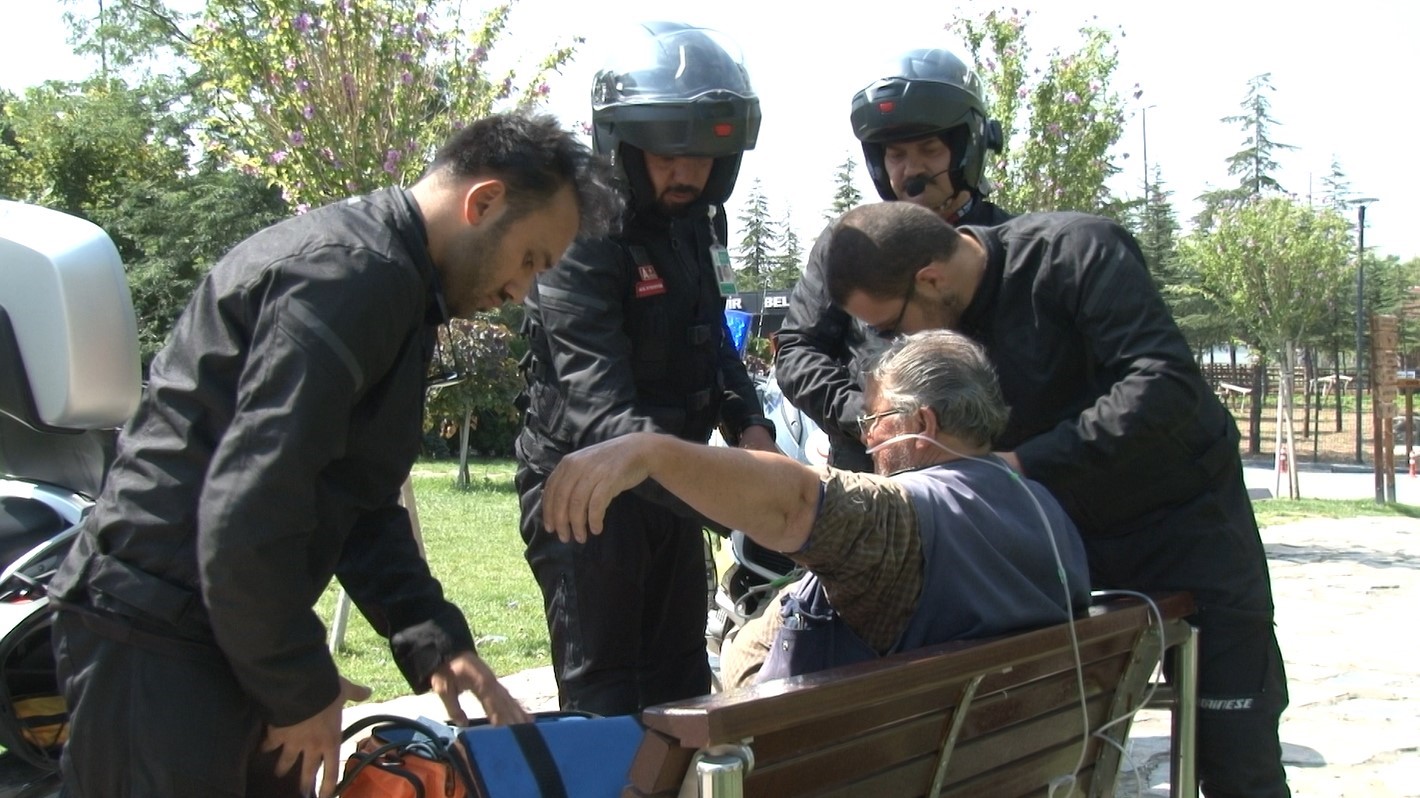 motosiklet-ambulanslar-altin-dakikalar-icerisinde-yaptiklari-mudahale-ile-hayat-kurtariyor (3)