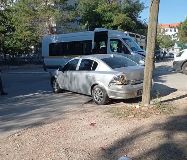 Polatlı’da okul servisi ve otomobil çarpıştı! (2)