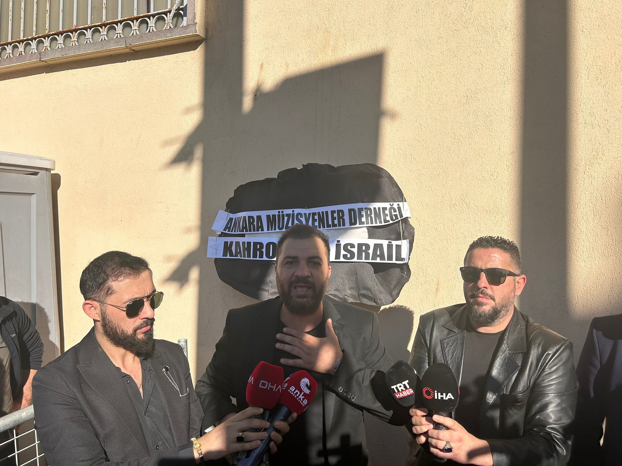 Ankaralı müzisyenler İsrail Büyükelçiliği’ne siyah çelenk bıraktı (2)