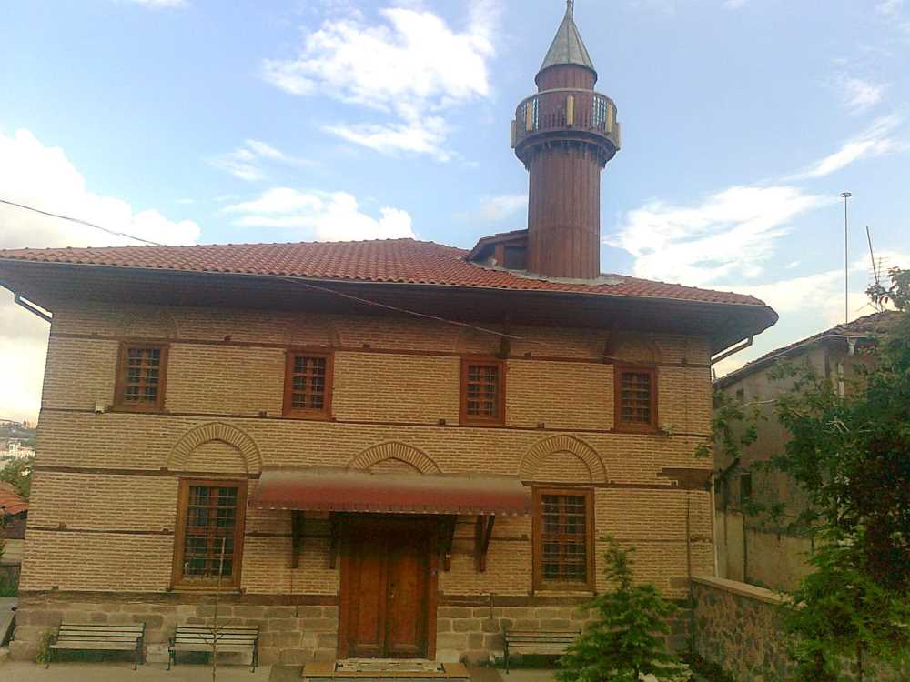 ankaranin-tarihi-izlerini-tasiyan-mucevher-agac-ayak-camii (2)