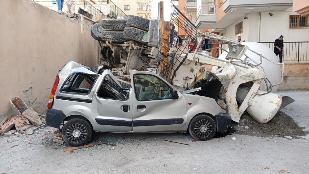 Çankaya'da korkunç kaza! Beton mikseri araçların üzerine devrildi!-3