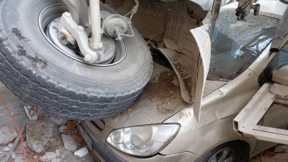 Çankaya'da korkunç kaza! Beton mikseri araçların üzerine devrildi!-4