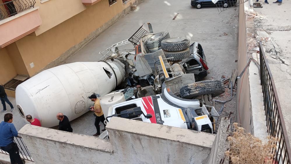 Çankaya'da korkunç kaza! Beton mikseri araçların üzerine devrildi!-5