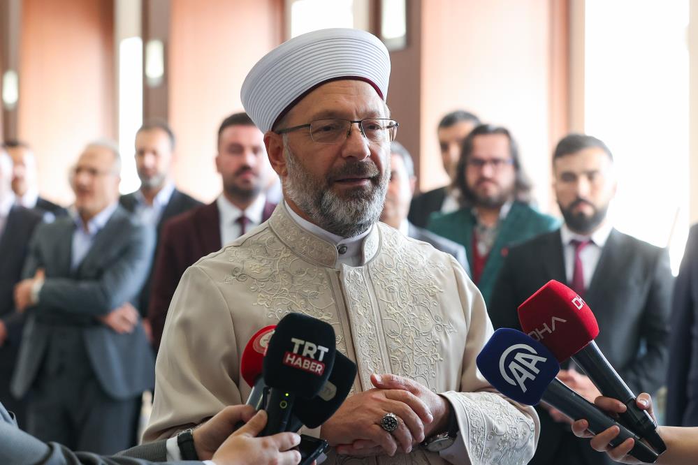 Diyanet İşleri Başkanı Erbaş, Deprem bölgesindeki sanatkarların eserlerinden oluşan sergiyi açtı-1