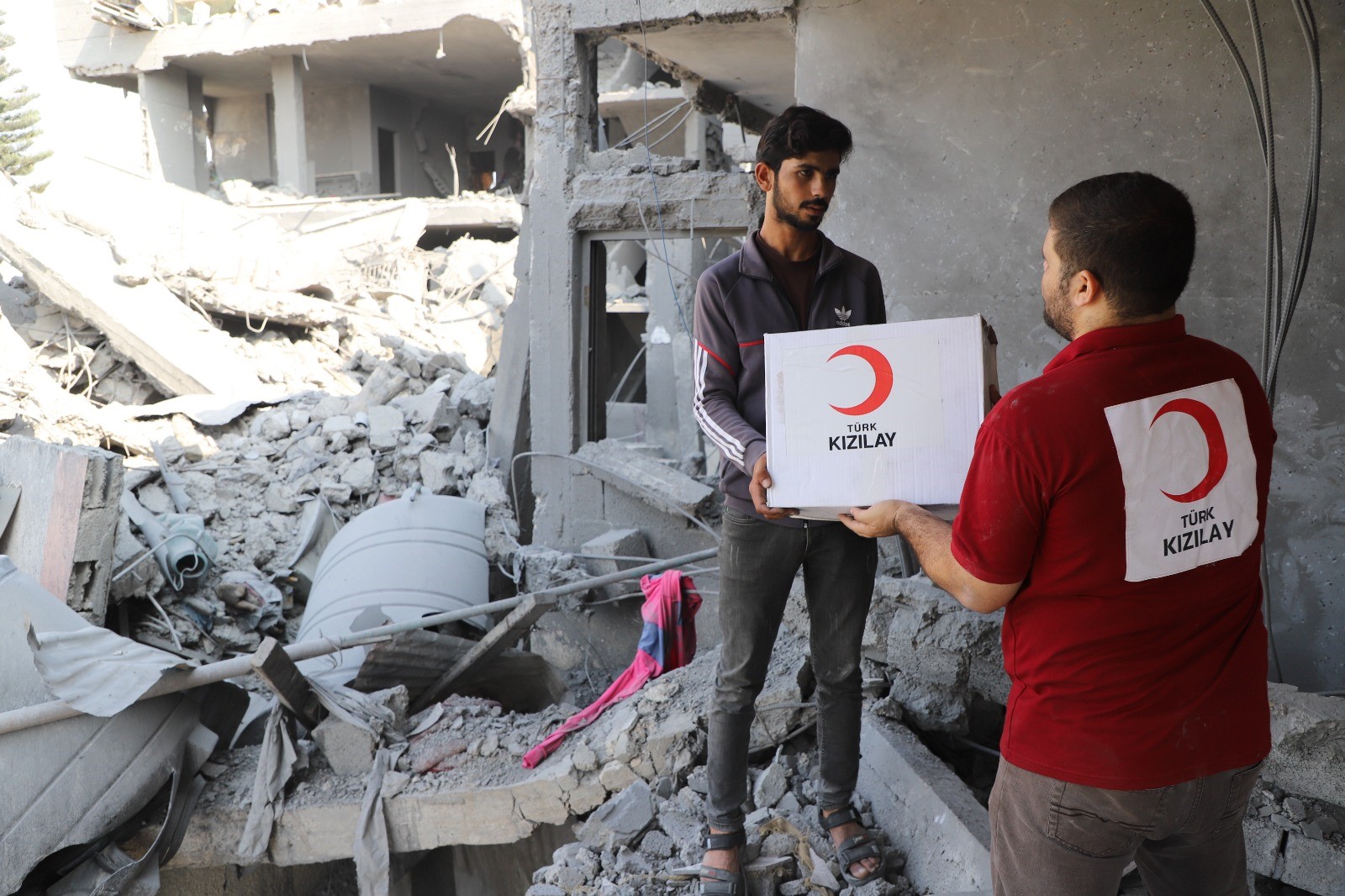 Türk Kızılay Gazze'deki ekibiyle sivillere yardım ediyor (2)
