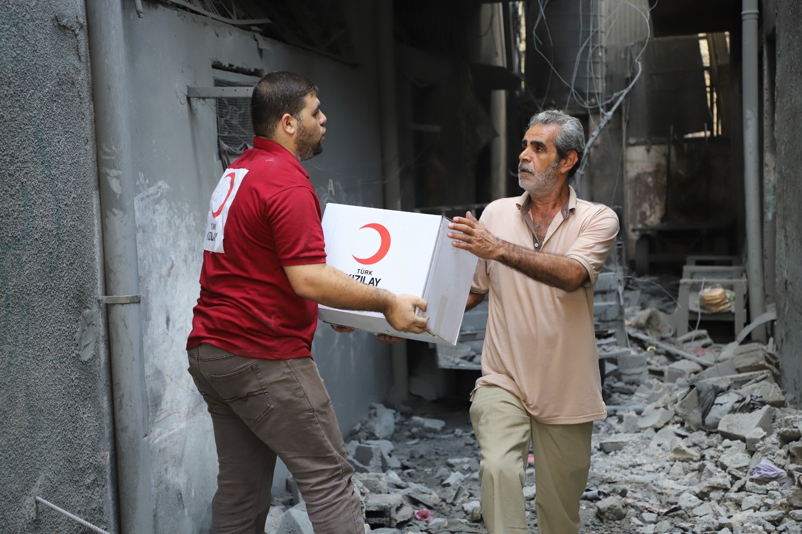 Türk Kızılay Gazze'deki ekibiyle sivillere yardım ediyor (4)