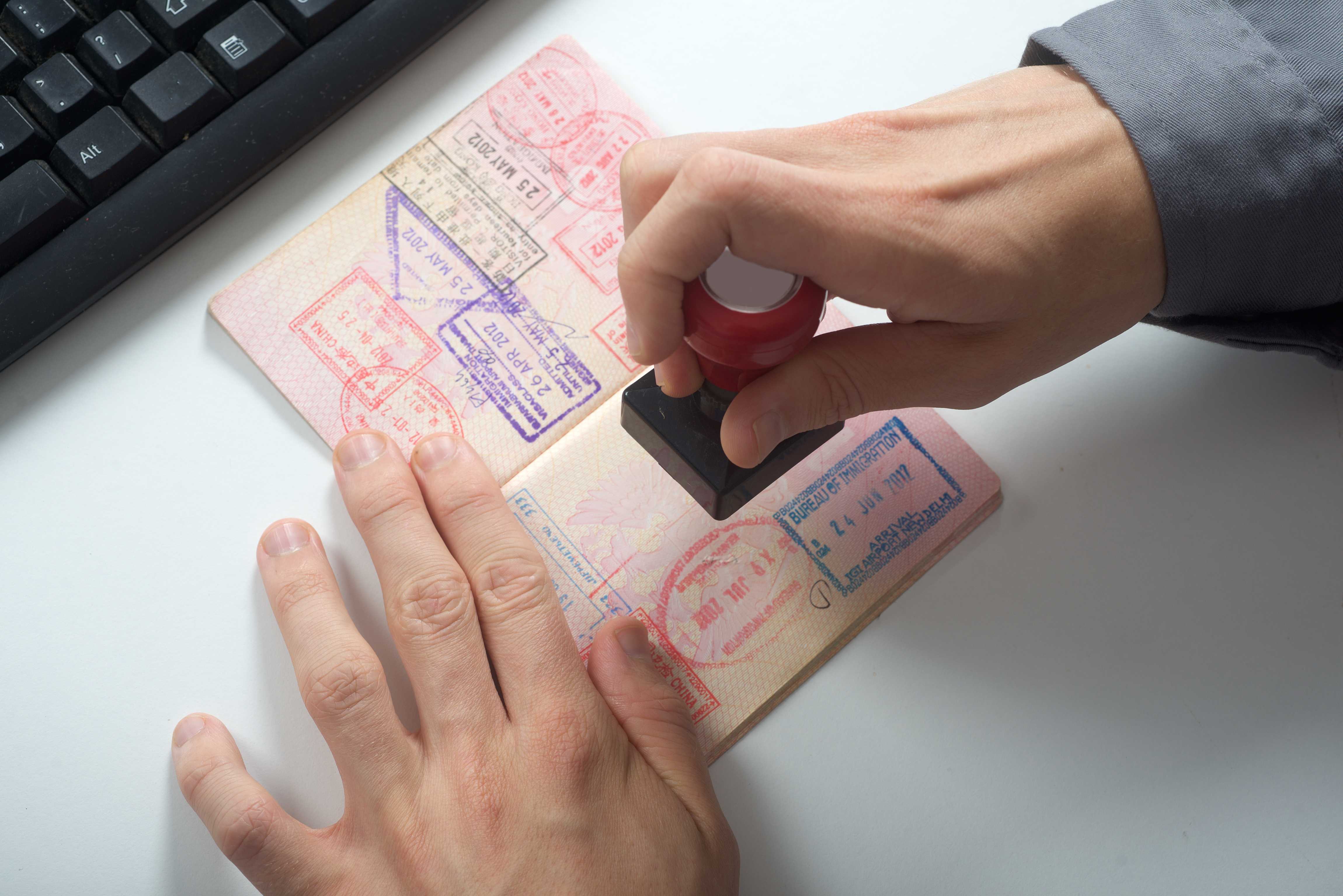 Visas immigration. Виза резидента в Дубае. Выдача шенгенских виз.