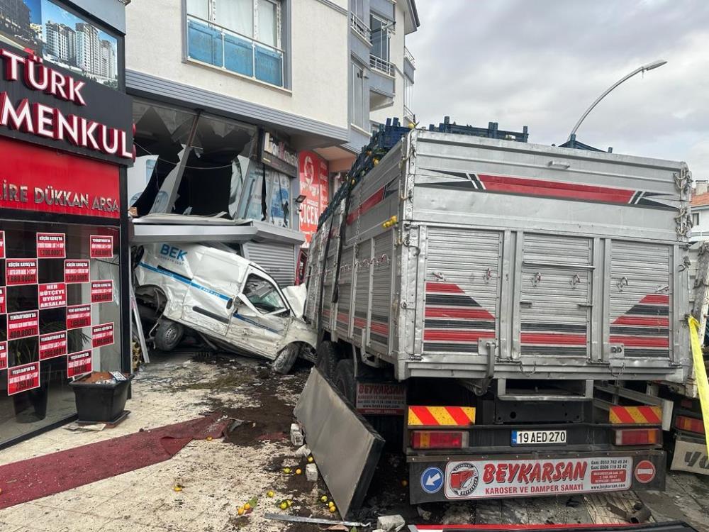 Ankara’da freni patlayan kamyon dehşet saçtı! Aracı önüne aldı metrelerce sürükledi-4