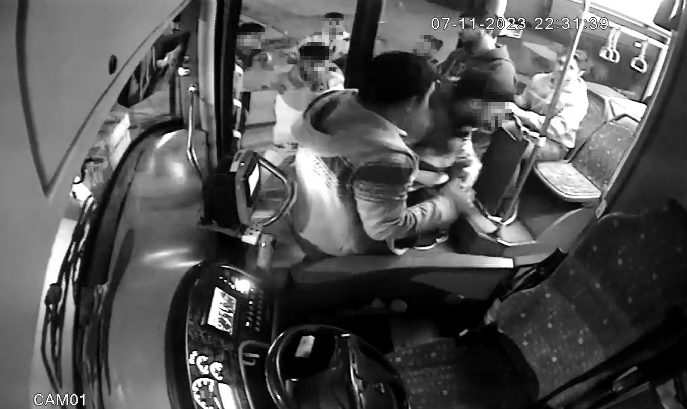 Ankara’da Korku Dolu Anlar Darp Edilen Genci Otobüsüne Alarak Kurtardı! (3)