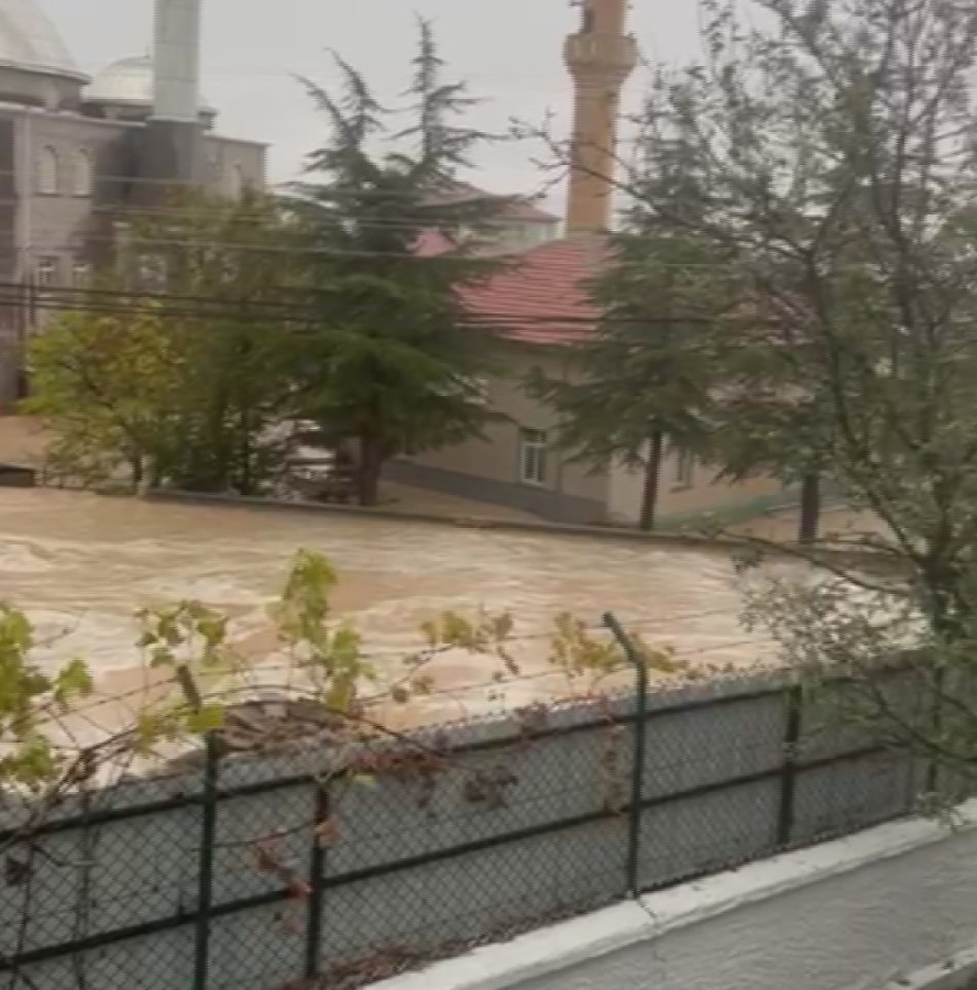 Ankara'da yağışın ardından mahalleyi su bastı (2)