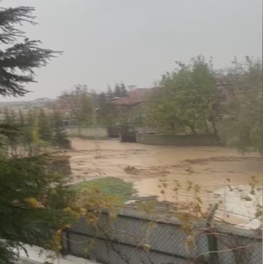Ankara'da yağışın ardından mahalleyi su bastı (3)