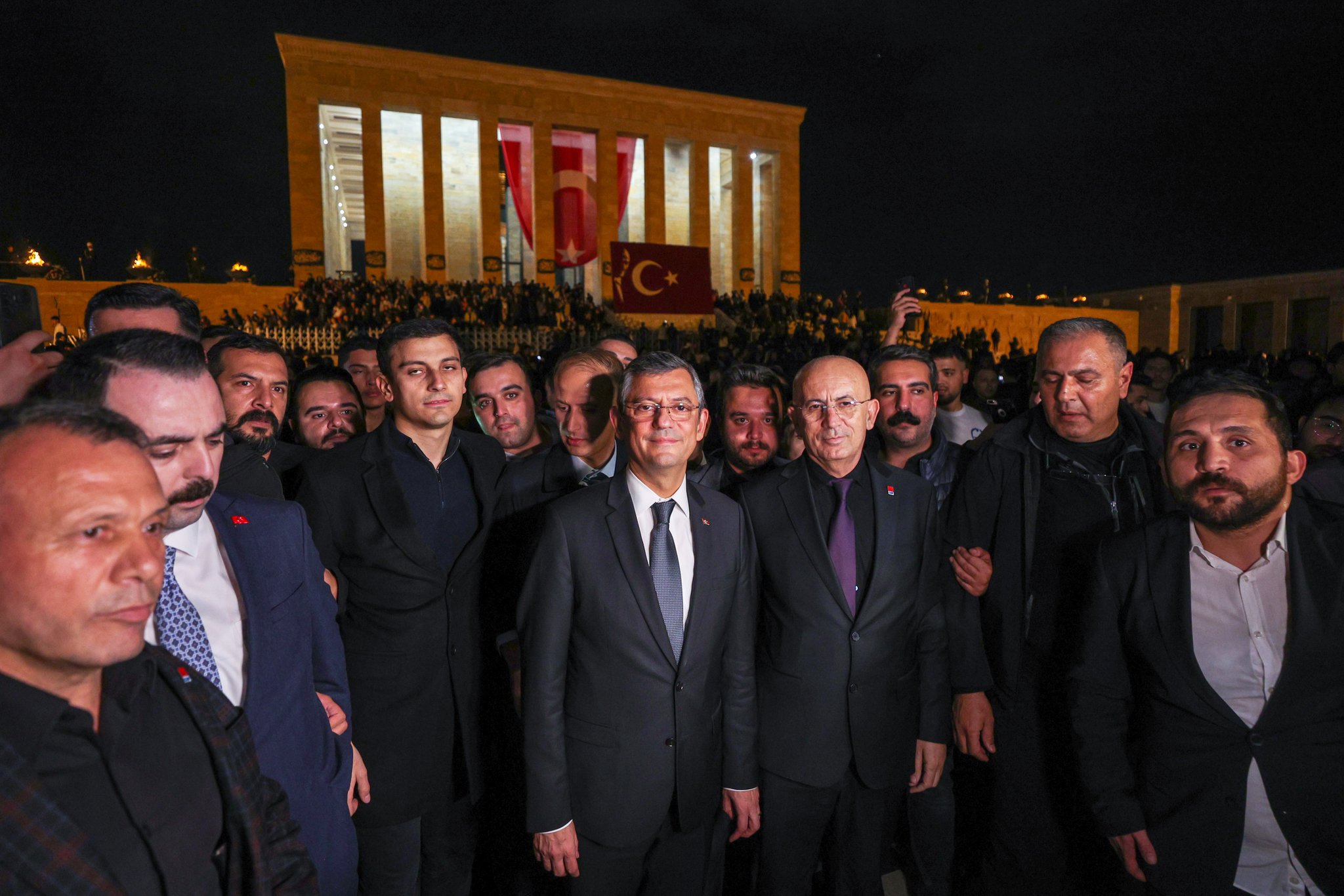 chp-genel-baskani-ozgur-ozel-anitkabiri-ziyaret-etti (1)