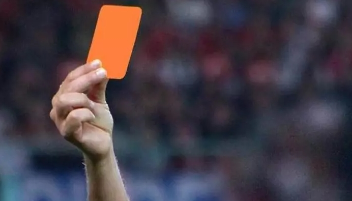 Futbol tarihinde devrim! Yeni renkte ceza kartı kabul edildi (2)