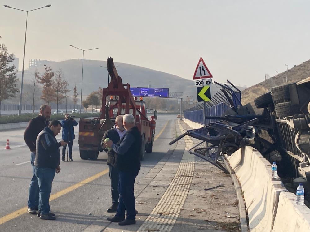 Ankara’da korkutan kaza! Servis otobüsü devrildi-1