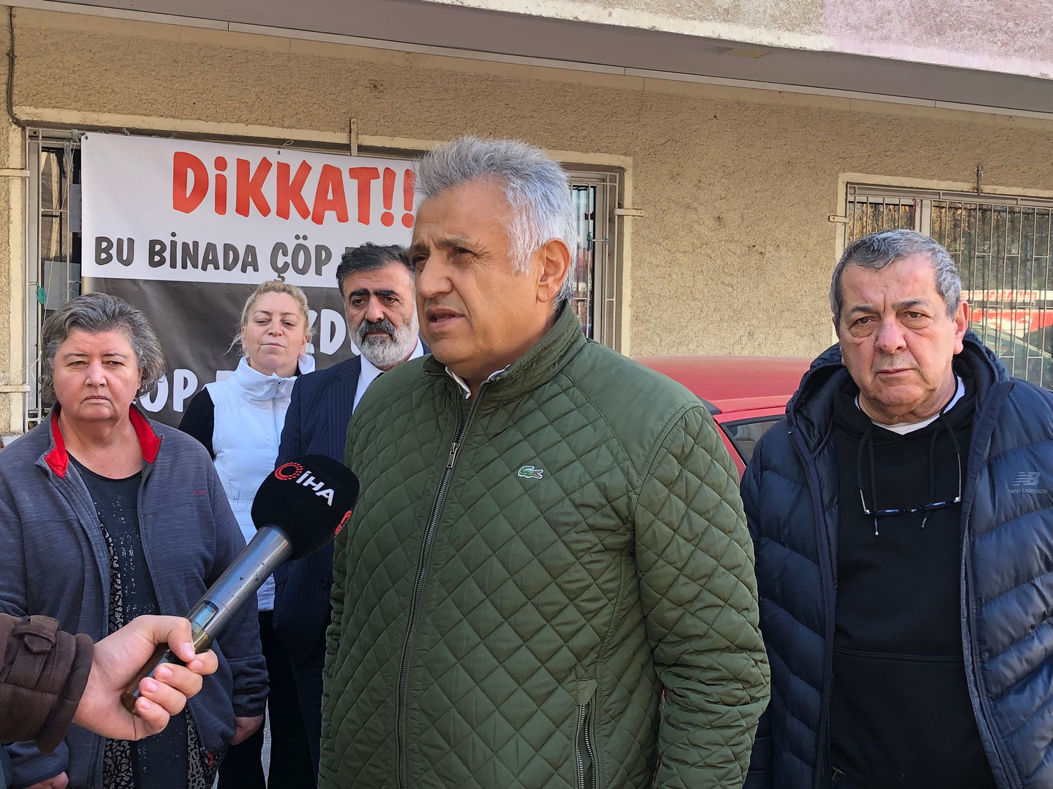 Ankara’da Mahalleliden Çöp Eve Pankartlı Tepki! “Dikkat, Bu Binada Çöp Ev Vardır” (2)
