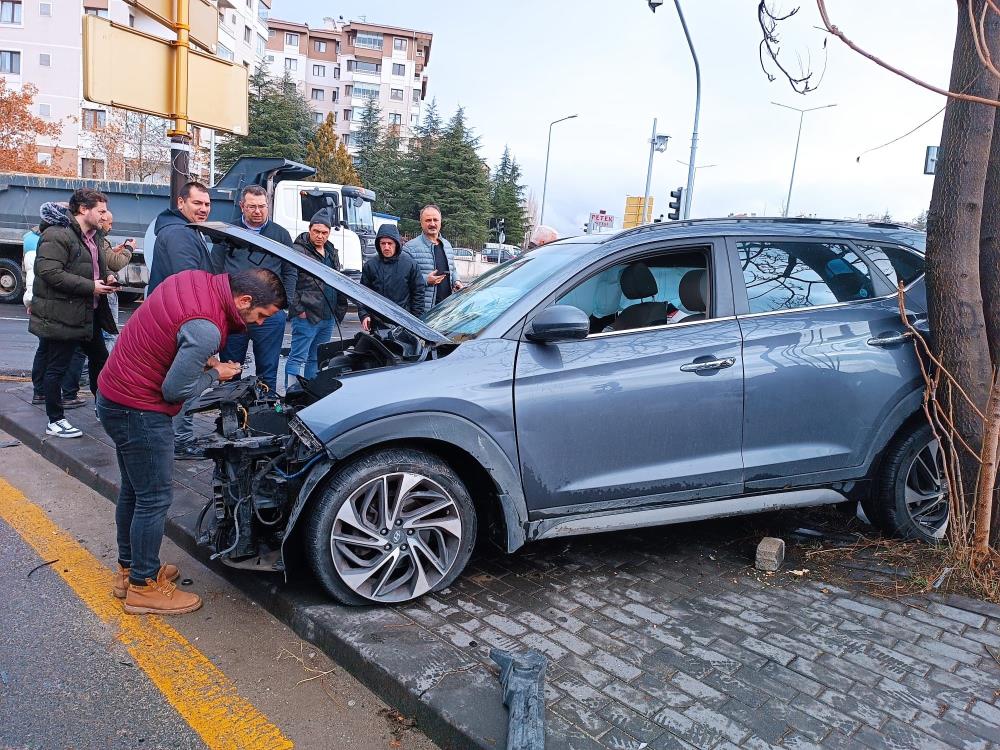 Ankara’da trafik kazası sonrası yangın çıktı! 2 kişi yaralandı-2