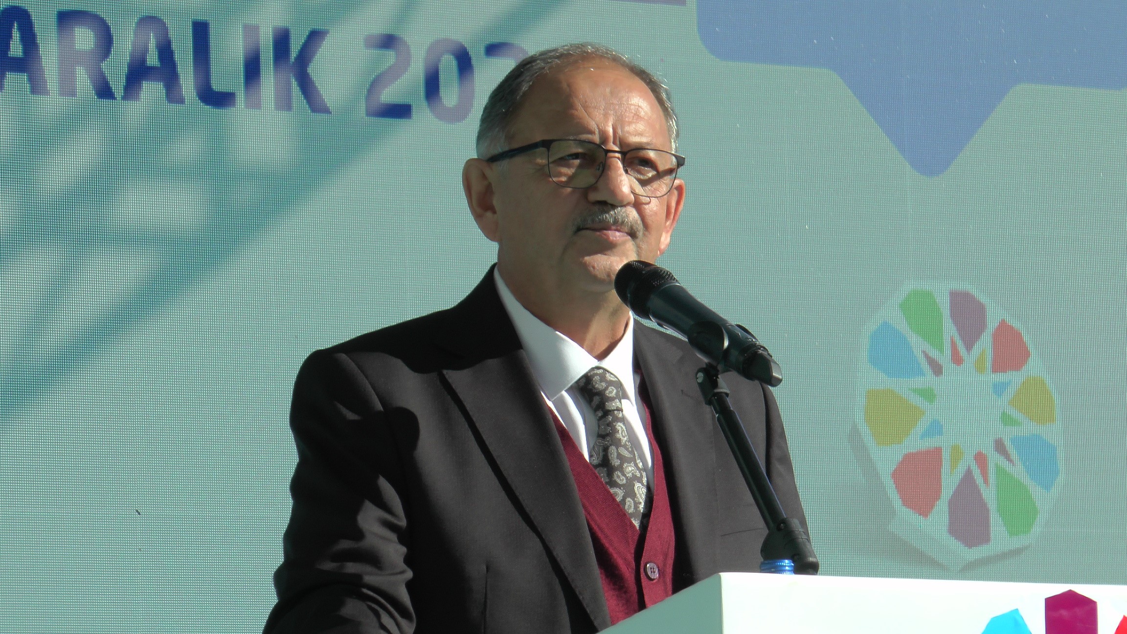 Bakan Özhaseki